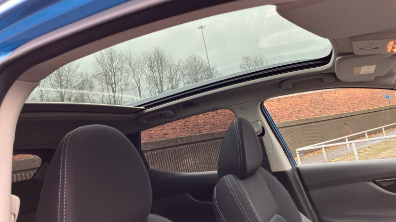 Nissan Qashqai 1.3 DiG-T N-Connecta 5dr [Glass Roof Pack] Petrol Hatchback